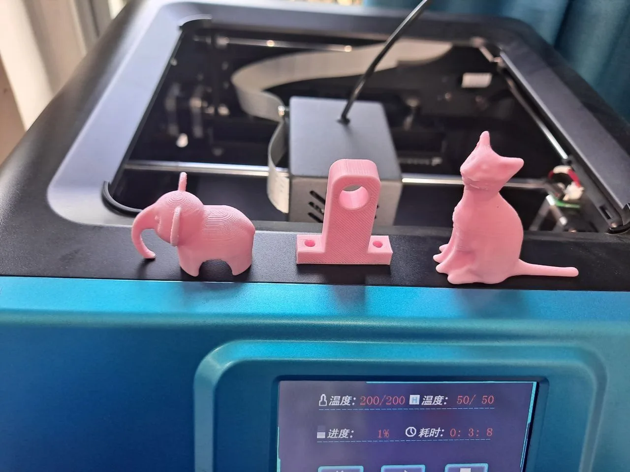 Printed test parts, the bracket in the middle
