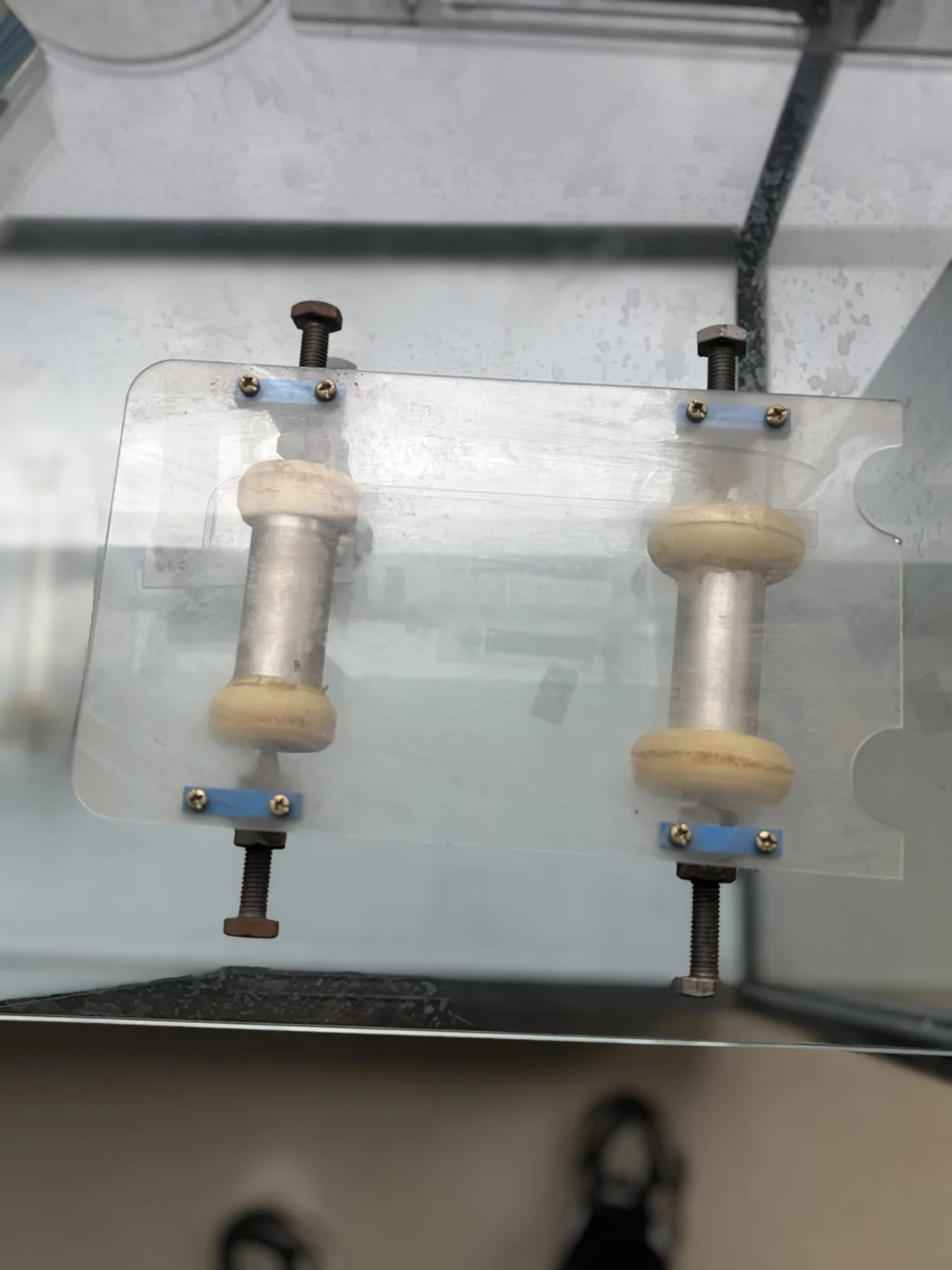 The inertia car, top view of the axles